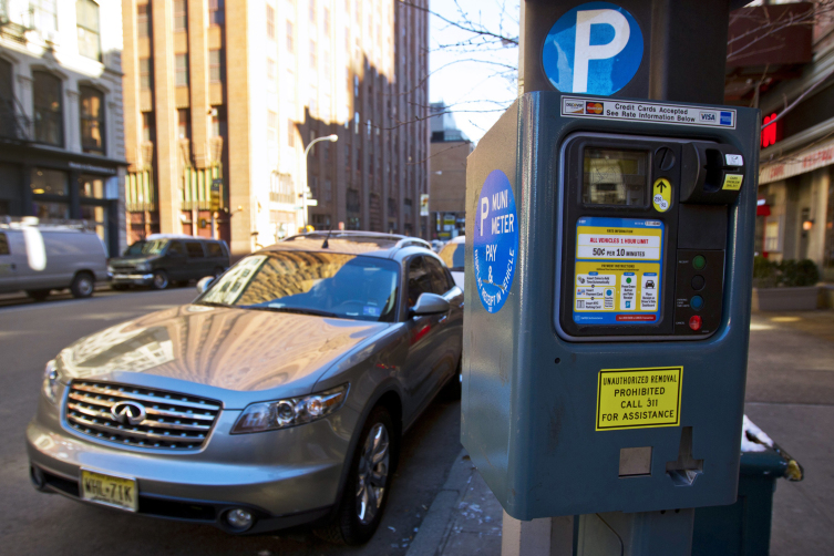 Нью-Йорк: Выдает кредиты на парковку через телефон